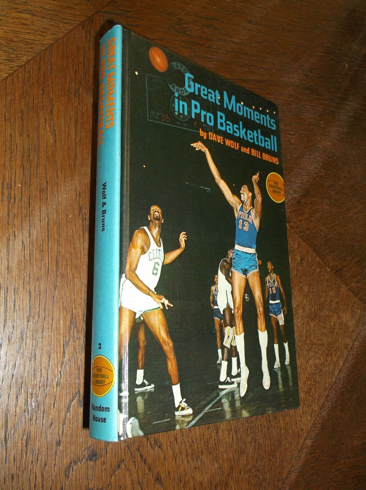 Item #26889 Great Moments in Pro Basketball. Dave Wolf, Bill Bruns.